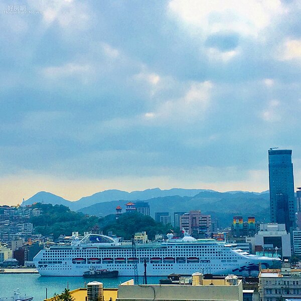 停泊在基隆港務大樓前的公主郵輪。好房網News記者楊欽亮 / 攝