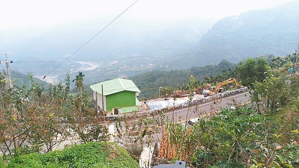 雲林縣古坑鄉樟湖地區通往草嶺地區的雲149甲道路，歷經九二一地震與八八風災摧殘，導致縣道的清水橋路段25K到28K路段地基嚴重掏空，交通中斷。記者邱奕能／攝影
