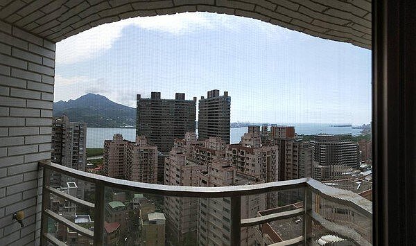 淡水一間聖塔露其亞20樓的海景套房，一個月17500並附全套傢俱，過了五個月都沒人租。。圖擷自「淡水萬事交流團」