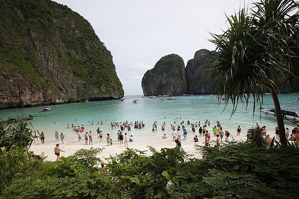 泰國PP島的馬雅灣是觀光客喜愛的旅遊地點，以淨白沙灘聞名於世。（美聯社）