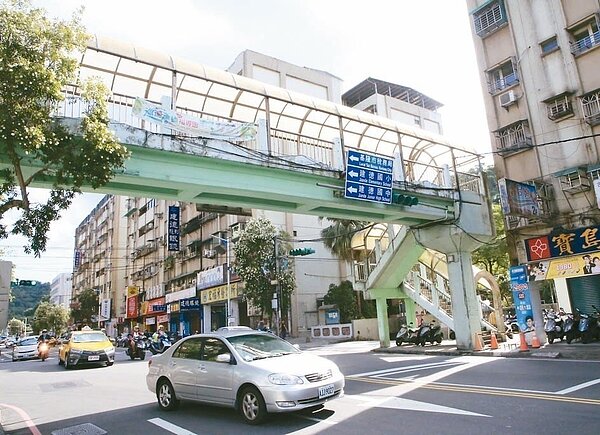 基隆市安樂路二段人行天橋近年使用率低,本周五夜間將拆除走入歷史。 圖/基隆市政府提供