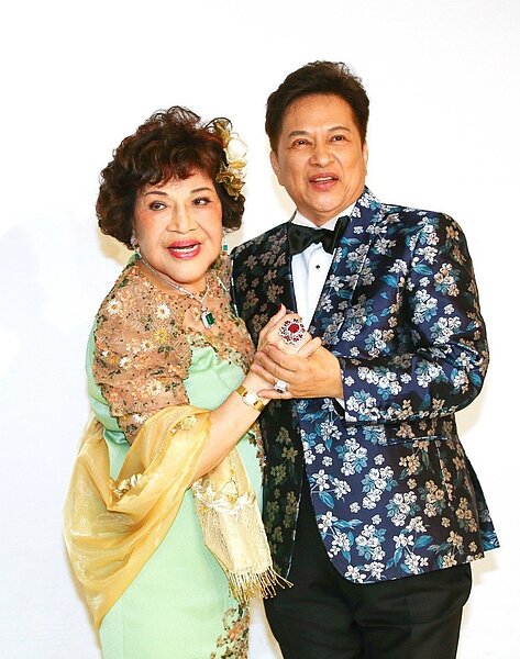 周遊和李朝永下午進攝影棚拍婚紗照,秀出56克拉紅寶石珠寶。記者陳柏亨/攝影