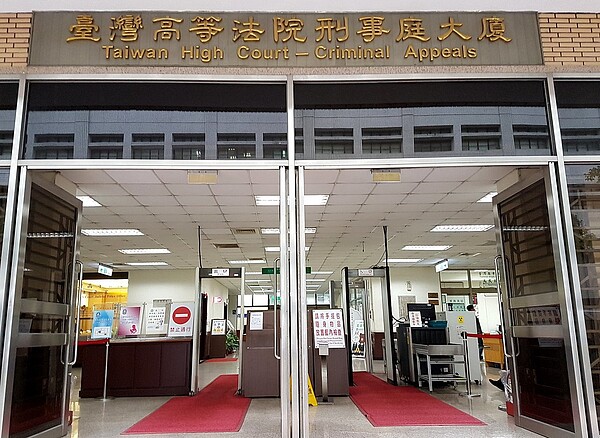 一志投資公司總經理方鈾鈞為開發土地,擅挖29處墳墓、火化遺骨,高等法院更一審依發掘墳墓罪判他1年2月徒刑。 記者王宏舜/攝影