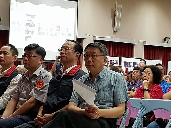 台北市長柯文哲今天晚上到士林區行政中心出席北市績優守望相助隊頒獎典禮頒獎。記者翁浩然／攝影 