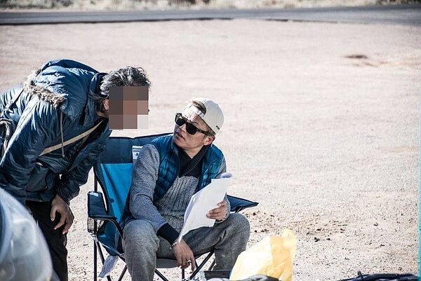 導演謝辰陽(右)昨天在租屋處被發現自殺身亡。圖/翻攝自臉書