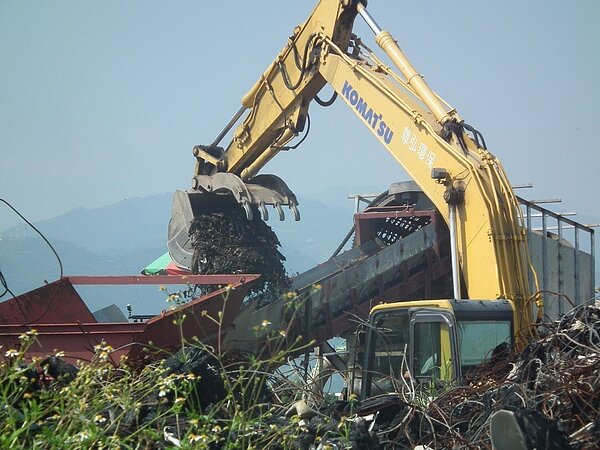 台東市建農掩埋場因今年7月底發生挖土機翻覆壓死司機的工安事故,至今活化工程仍處於停工狀態,讓台東垃圾問題雪上加霜。記者尤聰光/攝影/聯合新聞網