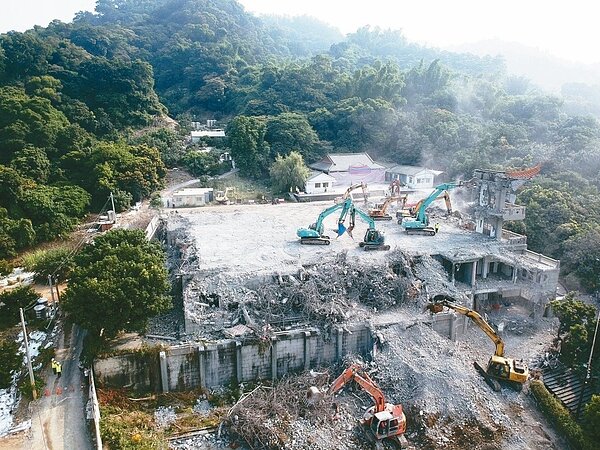 八卦山脈蓬萊山山坳的碧雲禪寺花1億元,在寺院前方增建宏偉的大雄寶殿和左右廂房,如今已夷為平地成為泡影。 空拍照片/彰化縣政府提供