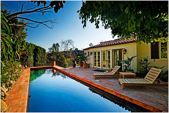 史嘉蕾喬韓森傳曾經住在洛杉磯的「前哨莊園」(圖/翻攝自《HAIBAO NOTES》)