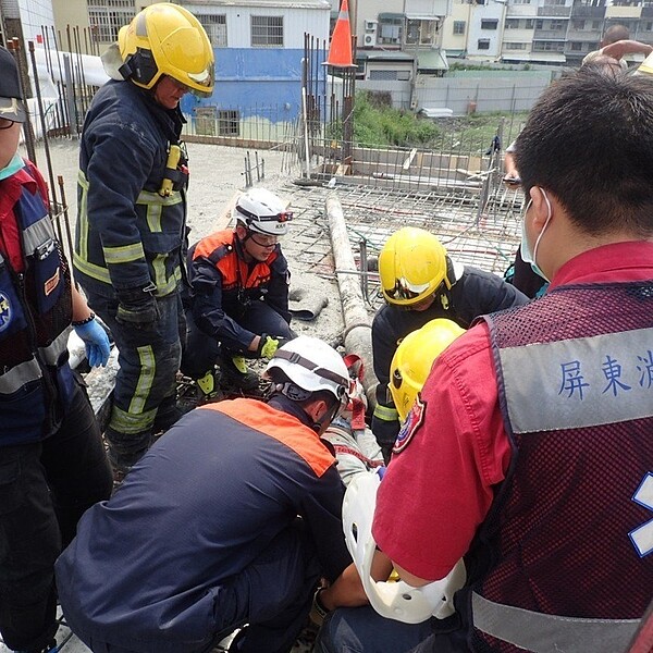 屏東市一處建築工地今天上午傳出意外兩名工人沒有生命跡象。記者翁禎霞/翻攝