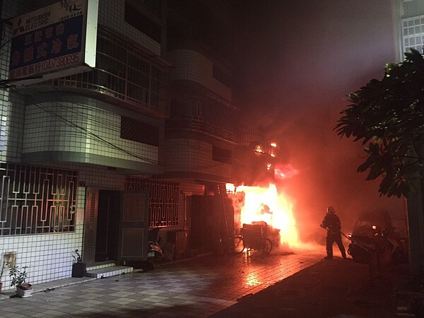 彰化市彰南路2段一間透天厝,今天凌晨發生大火,經消防局搶救後,仍造成1死5傷。照片/消防局提供