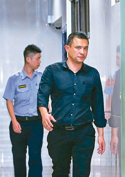 商仲銷售達人曾享亮(右)涉股票內線交易,昨天移送台北地檢署複訊。 記者陳柏亨/攝影