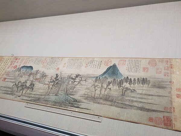 「鵲華秋色」是元代畫家趙孟頫為摯友周密所繪的山東歷城風光,撫慰周密對故鄉的想像。記者陳宛茜╱攝影