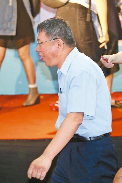 台北市長柯文哲昨針對葛特曼指他是騙子，重申不道歉就告他；聯訪後，柯下台吐了吐舌頭，似鬆了一口氣。 記者蘇健忠／攝影