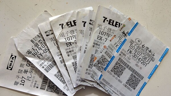 財政部賦稅署2日公布7-8月期統一發票大獎中獎清冊,千萬大獎共開出11張,200萬元特獎開出16張。 記者趙容萱/攝影