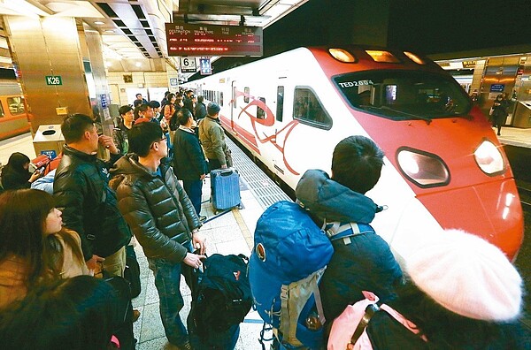 台鐵票價已廿三年未調整,前任交通部長賀陳旦主張應調漲,新任部長吳宏謀踩煞車。 圖/聯合報系資料照片