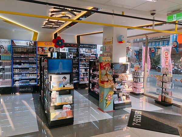 7-ELEVEN第二間K.Seren美妝複合店,彩妝結構再擴大,並導入新陳列及專區吸客。圖/7-ELEVEN提供