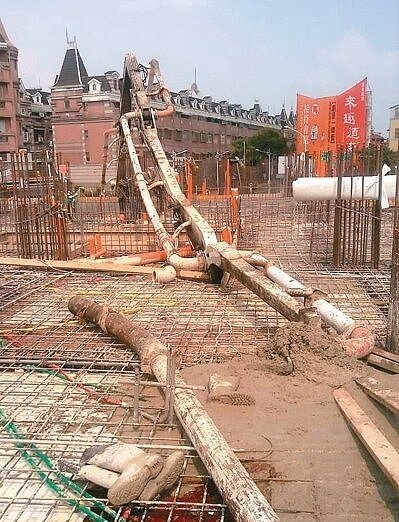 屏東市一處建築工地昨天上午發生灌漿車輸送臂折斷,造成兩名工人死亡。 記者翁禎霞/翻攝