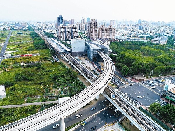 台中鐵路高架捷運化最後一哩路，10月底前將啟用栗林、頭家厝、松竹、精武、五權等5座高架通勤站，圖為北屯捷運G4與台鐵松竹站共站。 圖／台中市交通局提供