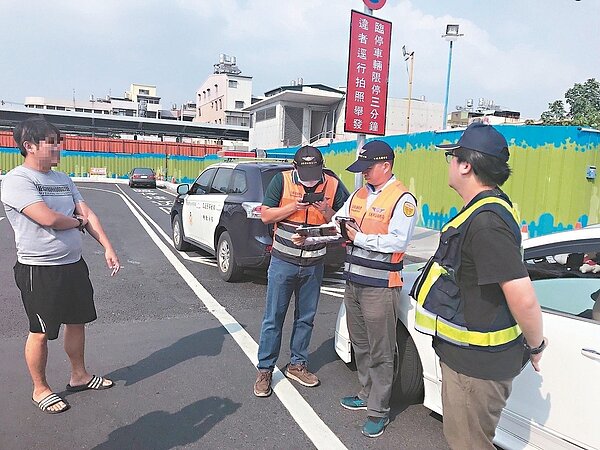 為取締白牌車,高市兩大監理所與市府交通局、交通警察大隊及高雄市計程車工會等單位,組成跨機關稽查白牌車小組,提升稽查強度。 圖/高雄區監理所提供