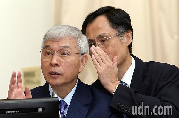 立委質詢央行發行的200元紙鈔市面上流通率太低是否要退場？央行總裁楊金龍(左)答詢時，一旁的央行發行局局長施遵驊(右)趕緊報告楊金龍答案。楊金龍指出，200元紙鈔流通率低，是因為國人對「2」這個數字不是很喜歡，不愛用200元紙鈔。記者杜建重／攝影 