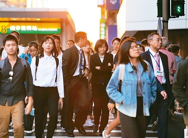 其實勞工領了勞保老年給付後,繼續投入職場,除了可增加個人收入外,還可以累積另一筆退休金。 /聯合新聞網