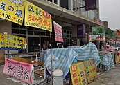 大樓空地違法擺攤　竹縣稽查小組要求拆除