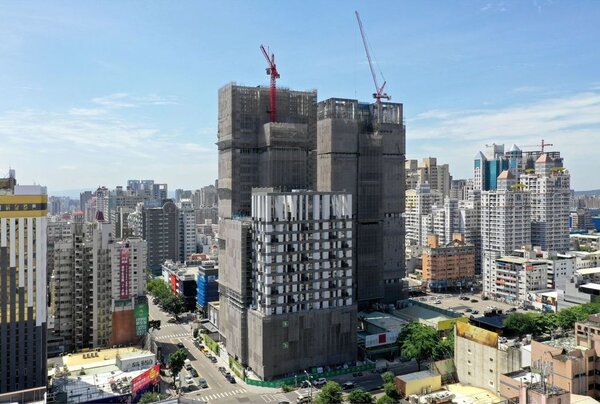 由新加坡WOHA建築團隊設計的台中5期「磐鈺雲華」大樓拆架中，預計明年初完工落成。圖／磐鈺建設提供