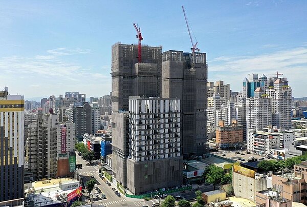由新加坡WOHA建築團隊設計的台中5期「磐鈺雲華」大樓拆架中,預計明年初完工落成。圖/磐鈺建設提供