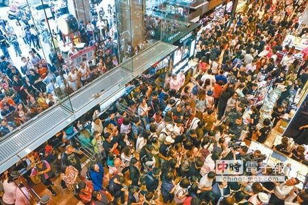 
新光三越台北南西店周年慶昨首日破10萬人，化妝品區擠滿了人潮。（鄧博仁攝）
 