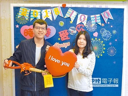 新人只要在國慶日當天到新北市各戶政事務所登記結婚，，就可獲贈「新北祝孕金鏟子」，還可在特色結婚場景中拍照留念。（譚宇哲攝） 