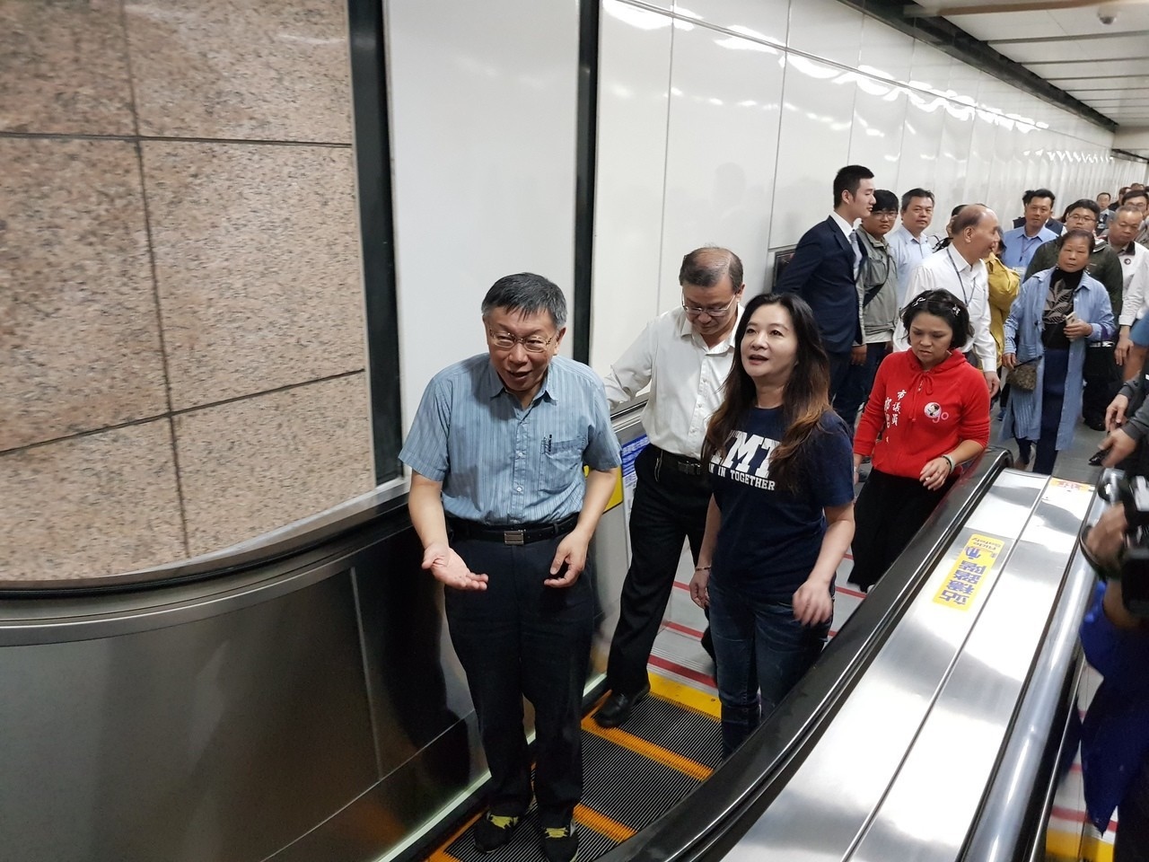 台北捷運古亭站7號出口雙向電扶梯昨完工啟用，台北市長柯文哲（前左）也同議員、里長都出席典禮剪綵。記者翁浩然／攝影