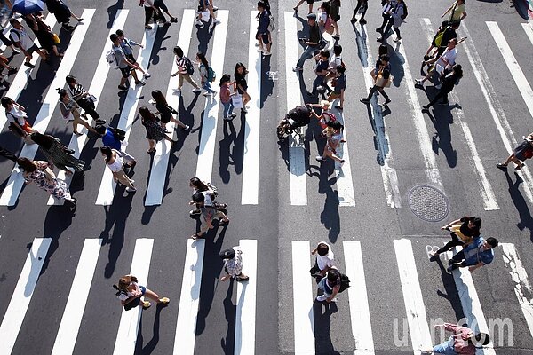 吳德榮說颱風康芮明轉南韓、後天通過日本北部,今天白天起北台灣天氣好轉,氣溫漸升,中南部白天微熱。聯合報系資料照/杜建重攝影