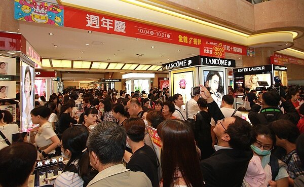 百貨周年慶必搶化妝品,一開店就湧現滿滿的搶購人潮。 新光三越/提供