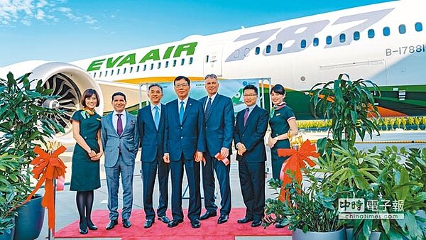 長榮航董事長林寶水(中)親赴查爾斯頓波音交機中心,出席首架波音787-9交機儀式。