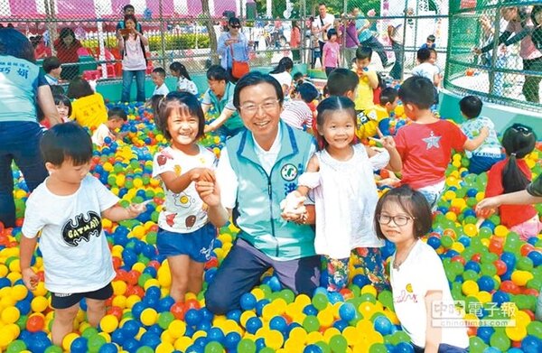 草屯鎮兒童樂園落成啟用，鎮長洪國浩帶領小朋友進行彩色球池遊憩體驗。（楊樹煌攝）
