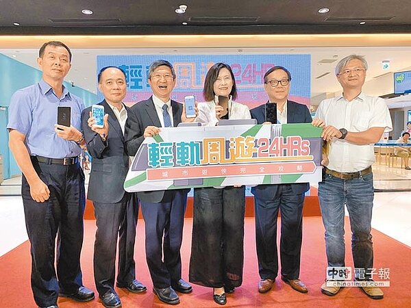 高市觀光局推出「輕軌周遊24HRs」套裝優惠,無限搭乘輕軌、捷運及提供商家優惠。(柯宗緯攝)/中時電子報