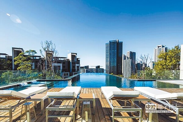 鄉林集團董事長賴正鎰指出,數十年來,鄉林興建眾多住宅產品,以大規模開發案來說,最引以為傲的個案為「鄉林山海滙」。圖為該案納入涵碧樓最具代表性的懸浮無邊際泳池。(鄉林提供)