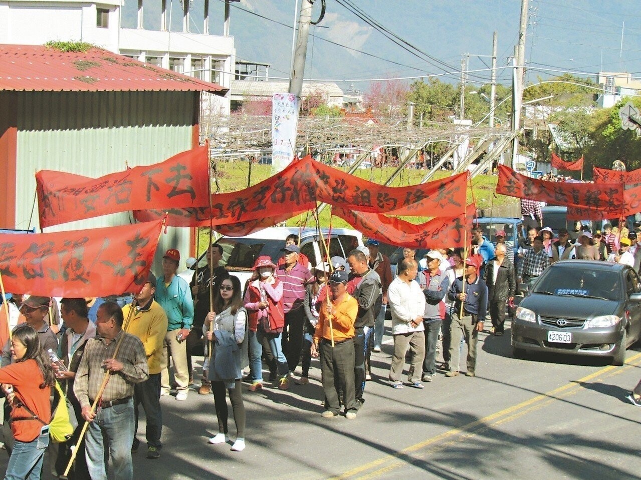 今年二月，南投信義鄉六百多人為了原民保留地上街陳抗。