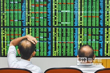 受到美國科技股重挫、亞股表現疲弱及美元走強等因素衝擊,台股5日盤中一度重挫逾260點,收盤大跌201點。(郭吉銓攝)