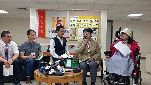 罹患脊髓損傷的陳小姐上個月搭首都公車,因司機急煞,摔出輪椅,導致骨折和輕微腦震盪,現在還躺在家中無法出門,台北市議員何志偉(中)上午與台北市脊髓損傷基金會舉行記者會,要求公運處加強公車業者的搭車安全SOP教育。記者楊正海/攝影