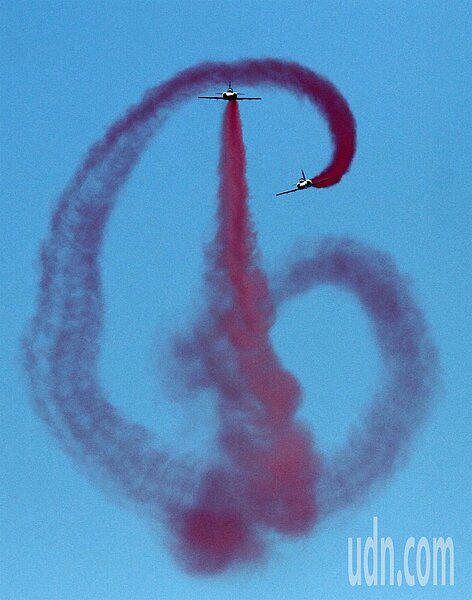 雷虎小組「雙機心形觔斗」,精準兼精采,讓民眾目眩神迷。本報系資料照片/記者劉學聖攝影