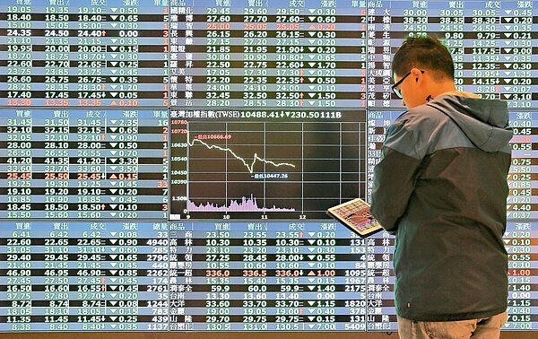 國際政經利空不斷，台股昨天盤中急殺逾220點，類股齊跌，一度失守10500點大關，台股一片綠油油。 記者鄭清元／攝影