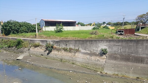 苗栗縣竹南鎮蜆仔溝排水出口滯洪池興建工程,因預定地內發現地下垃圾,工程迄今無法進行。記者胡蓬生/攝影