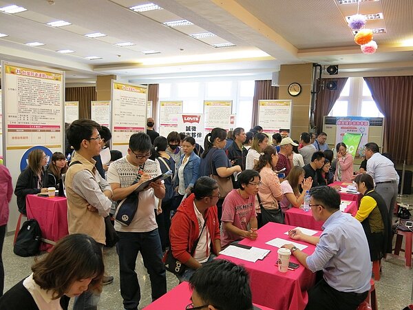 台中港三井Outlet Park今天舉行海線徵才，果然吸引5到6倍的求職人潮前來應徵。記者黑中亮／攝影 