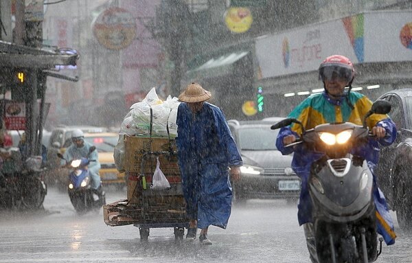 全國商業總會通過未來颱風假勞工應補班提案，並將向政府建言提案，勞動部表示，建議先聽第一線員工的心聲。 圖／聯合報系資料照