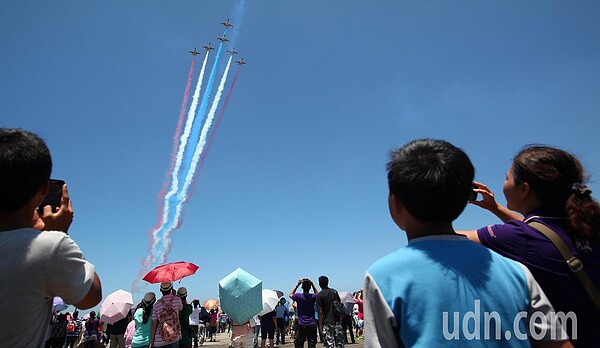 雷虎小組精湛的飛行技術讓民眾目眩神迷。本報系資料照片/記者劉學聖攝影