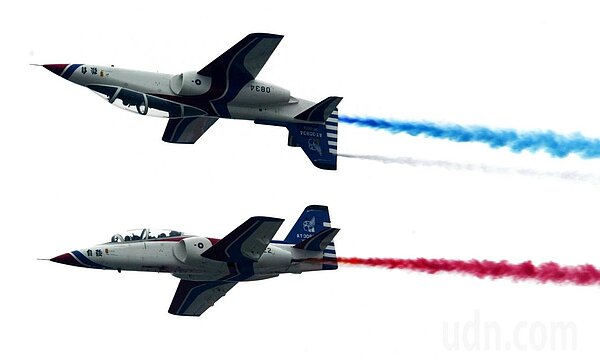 雷虎小組「雙機正倒飛」,精準兼精采,讓民眾目眩神迷。本報系資料照片/記者劉學聖攝影