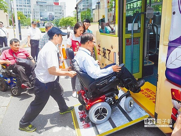 北市有近8成低底盤公車，但輪椅族上下車時，通常需要司機協助。（陳燕珩攝）