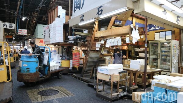 有日本廚房之稱的築地市場已有83年歷史，但也因為建物老朽化，衍生衛生等問題，決定遷建豐洲，今天正式謝幕。東京記者蔡佩芳／攝影 