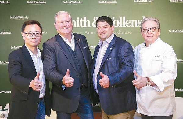 Smith & Wollensky台灣發言人顏宏叡(左起)、Smith & Wollensky執行長Michael Feighery、行政總主廚Matthew King、廚藝總監Cale Jackson。 Smith & Wollensky/提供